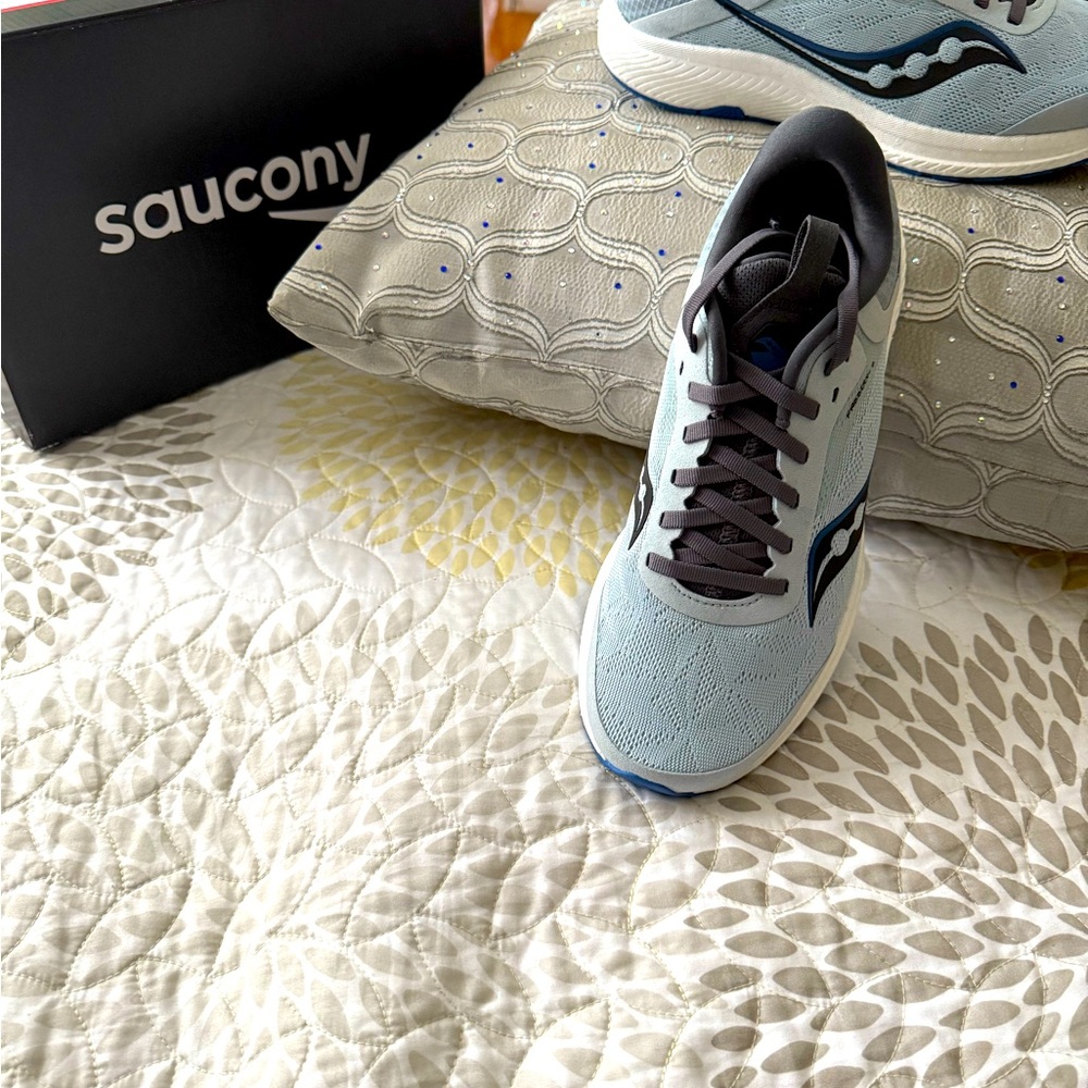 Saucony sneakers sz8